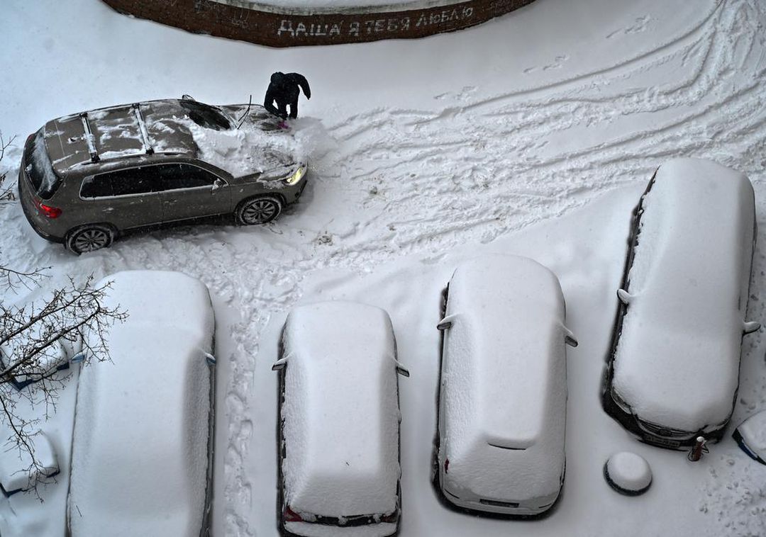 Tuyết phủ trên kính xe làm chắn tầm nhìn, gây ra nguy hiểm cho người lái